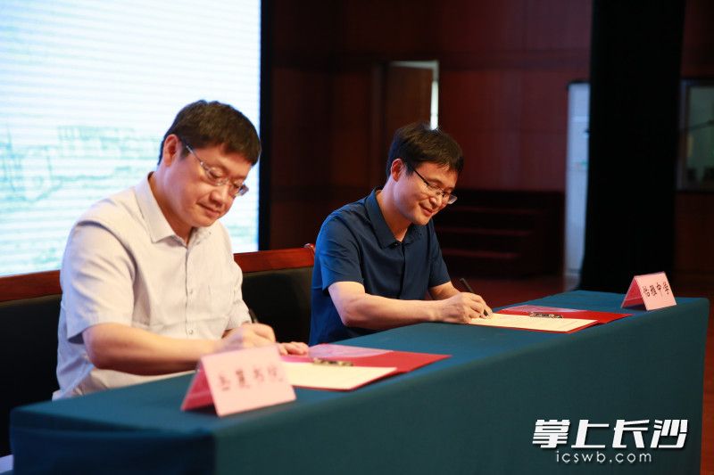 湖南大学岳麓书院院长肖永明和怡雅中学校长王良在合作协议书上签字。均为学校供图 湖南大学岳麓书院院长肖永明和怡雅中学校长王良在合作协议书上签字。均为学校供图